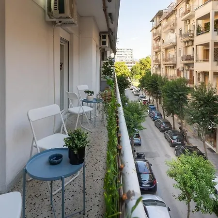 Апартамент Bright 3br In The Heart Of The *